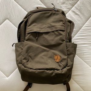 Fjallraven raven dark olive